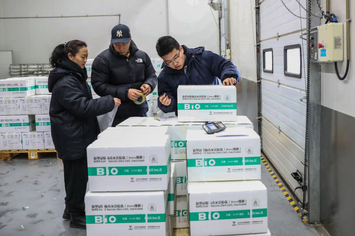 2020. december 25-én jelentette be Kína az első saját fejlesztésű Covid-19-vakcina feltételes forgalomba hozatali engedélyét – Fotó: Xinhua / Zhang Yuwei / AFP
