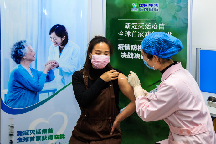 Egy önkéntes megkapja a Sinopharm vakcina első adagját – Fotó: Xinhua / AFP