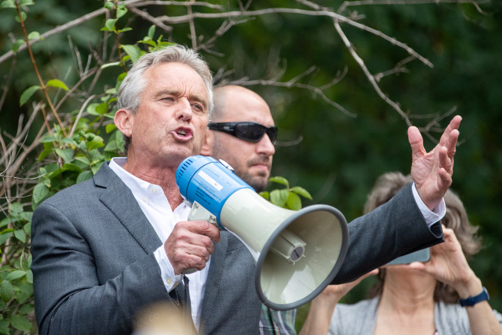 Robert Kennedy Jr. a korlátozások elleni berlini tüntetésen 2020. augusztus 30-án -Fotó: CHRISTOPH SOEDER / DPA / DPA PICTURE-ALLIANCE VIA AFP