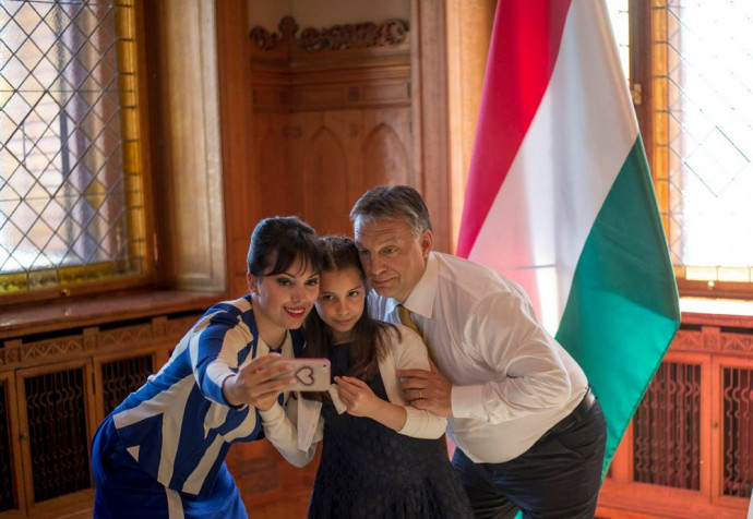 Orbán Viktor fotózkodik beiktatása előtt a Parlamentben lányaival, Ráhellel és Flórával 2014 május 10-én – Fotó: Orbán Viktor / Facebook