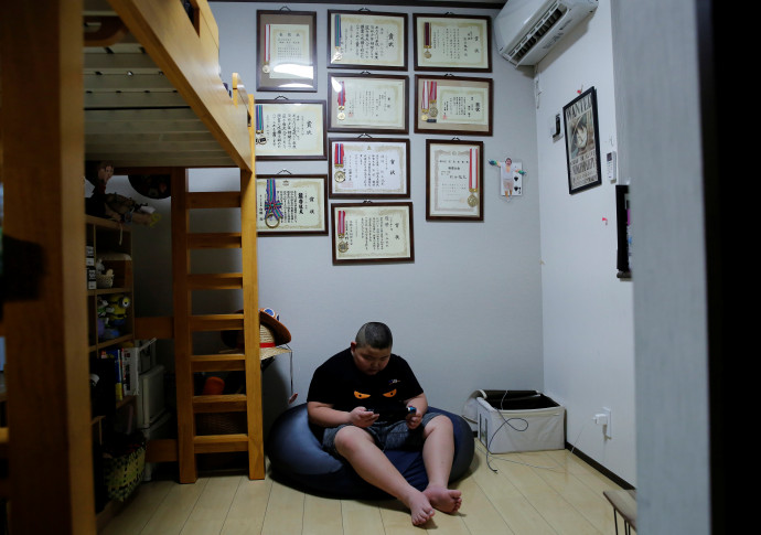 Fürdőzés és videójátékozás a kikapcsolódás. A fiú mögött a falon az eddig elért díjak sorakoznak- Fotó: Kim Kyung-Hoon / Reuters