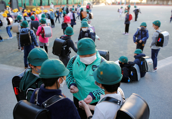 Kjuta a barátaival az iskolában 2020. decemberében – Fotó: Kim Kyung-Hoon / Reuters