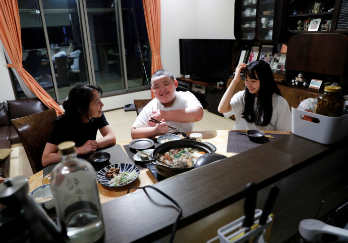 Kjuta édesanyjával és testvérével vacsorázik az otthonukban – Fotó: Kim Kyung-Hoon / Reuters