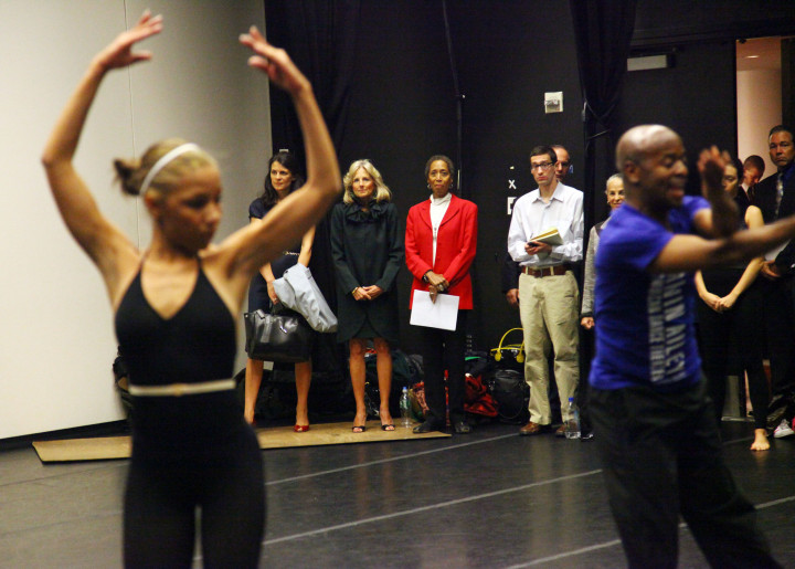 Dr. Jill Biden az Alvin Ailey Amerikai Táncszínház oktatásán tett látogatást 2009. október 19-én – Fotó: Astrid Stawiarz/Getty Images/AFP