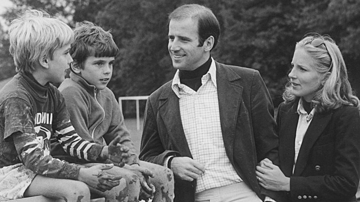 Joe Biden szenátorként fiaival, Beau és Hunter Bidennel és leendő feleségével, Jillel. A kép pontos dátuma ismeretlen, 2008-ban adták ki, amikor Barack Obama Joe Bident választotta alelnökének – Fotó: Senator Joseph Biden / AFP