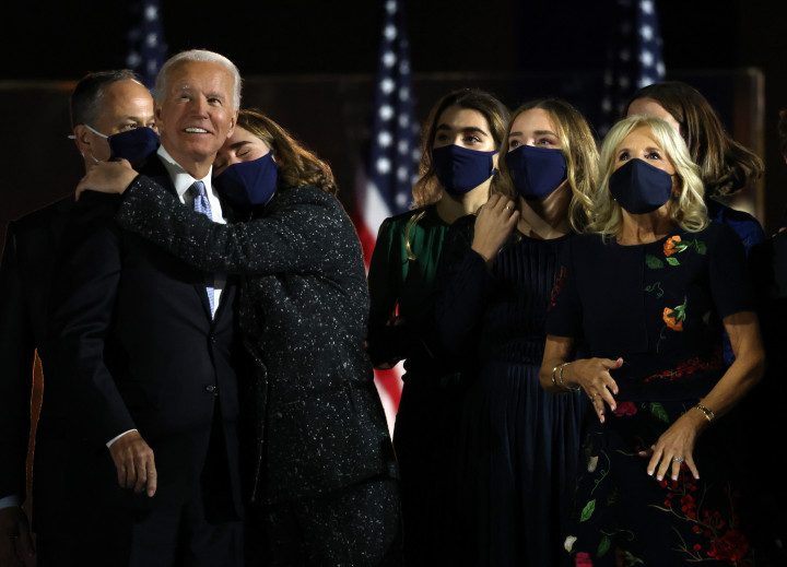 Joe Biden családjával a színpadon a tűzijátékot nézi 2020. november 7-én, miután a nagy tévék bejelentették győzelmét – Fotó: Win McNamee / Getty Images / AFP