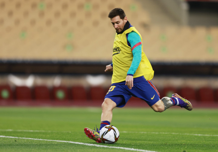 Lionel Messi melegít a szuperkupa döntője előtt. Fotó: Reuters