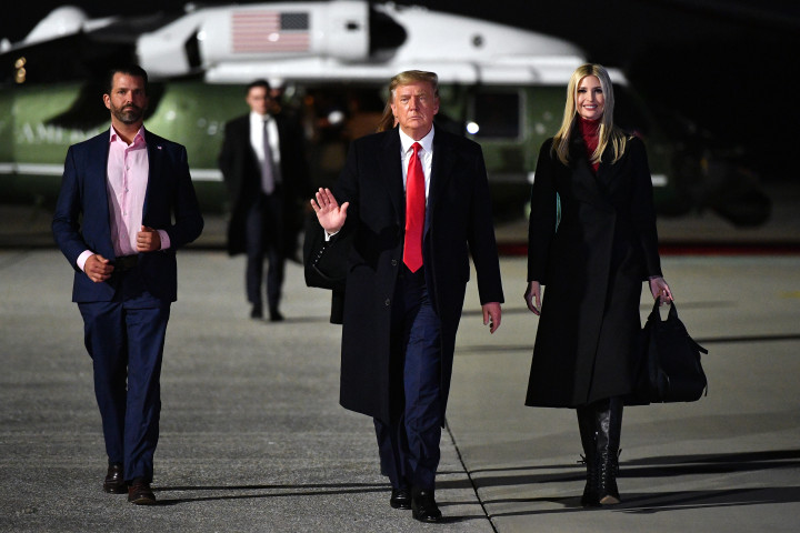 Donald Trump Jr., Donald Trump és Ivanka Trump a Georgia állambeli Marietta Dobbins Légibázison 2021. január 4-én. A szenátorválasztás előestéjén Daltonban az elnök kampányrendezvényen tartott beszédet. – Fotó: Mandel Ngan / AFP