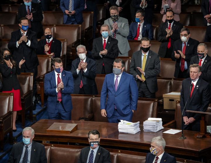 Ted Cruzt tapsolják meg republikánus szenátorok a szenátus ülésén 2021. január 6-án a Capitolium ostromának napján – Fotó: Bill O'Leary / The Washington / via Getty Images