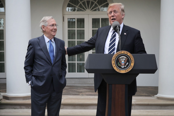 Mitch McConnell és Donald Trump sajtótájékoztatója 2017-ben egy fehér házi megbeszélés után – Fotó: Chip Somodevilla / Getty Images