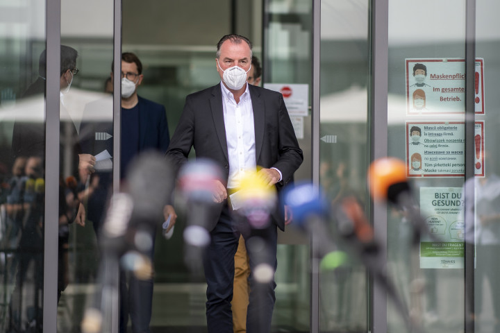 Clemens Tönnies lép ki a cég húsüzemének bejáratán, hogy sajtótájékoztatót tartson az üzemben kialakult koronavírus-helyzet miatt 2020 júniusában – Fotó: David Inderlied / DPA / PA / AFP