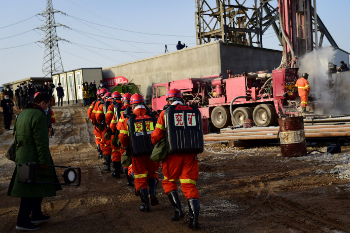 Mentőegységeket küldenek a föld alatt rekedt kínai bányászok utánFotó: STR / AFP