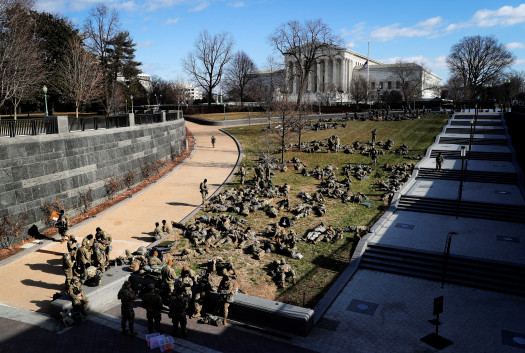 Washingtoni rendőrök eligazítása (fent) és a Nemzeti Gárda tagjai a legfelsőbb bíróság épülete előtt (lent) 2021. január 19-én – Fotó: Mostafa Bassim / Anadolu Agency (fent) Mike Segar / Reuters (lent)
