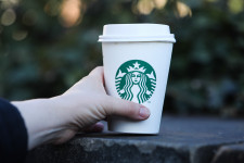 Kártérítést kap egy ír nő, akinek a starbucksos poharára ferde szemű fejet rajzoltak