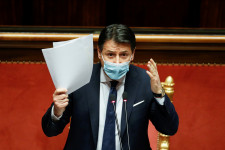 A felsőház is Conte mellett szavazott, hajszállal, de megmenekült az olasz miniszterelnök