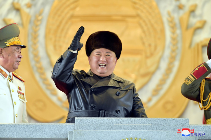 Kim Dzsongun vidáman integet népének január 14-én – maszk nélkül. Fotó: Reuters