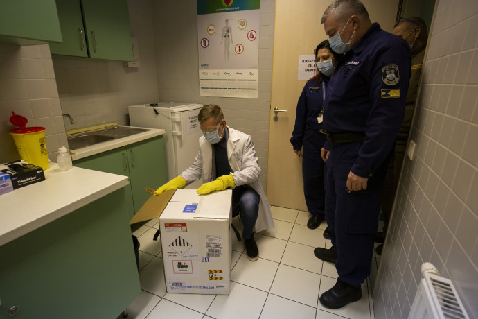 Vakcinaszállítmány érkezik a a Zala Megyei Szent Rafael Kórházba 2021. január 5-én – Fotó: Varga György / MTI