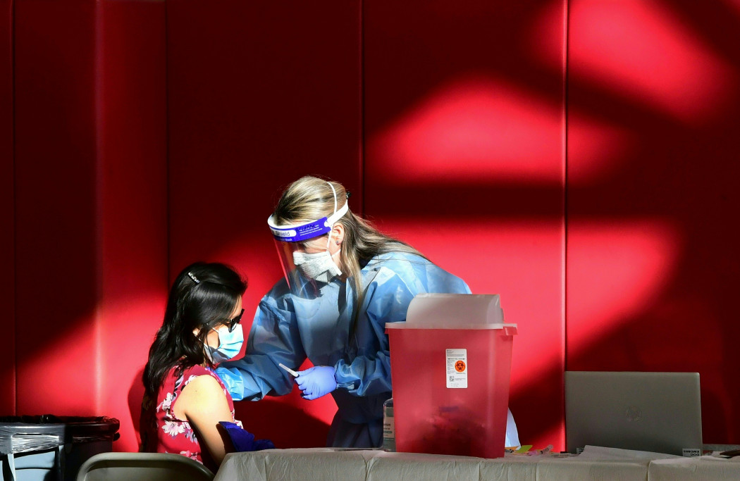Egy kaliforniai középiskolában koronavírus oltást ad be egy nővér 2021. január 15-én, miután Kalifornia állam megkezdte a koronavírus elleni vakcina felajánlását a 65 éves vagy annál idősebb lakosoknak – Fotó: Frederic J. BROWN / AFP