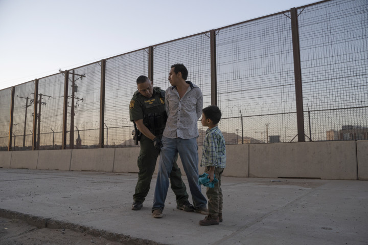 A 27 éves Josét fiával, a 6 éves José Daniellel elfogják az amerikai vám- és határőrök 2019. május 16-án a texasi El Pasóban, miután apa és fia egy hónapig tartó utat tett meg Mexikón át Guatemalából – Paul Ratje / AFP