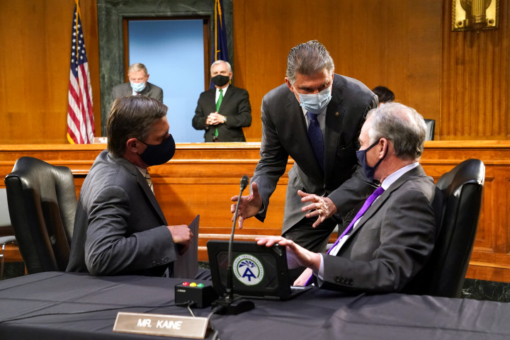 Joe Manchin szenátor Martin Heinrich-kel és Tim Kaine-nel beszél a Capitoliumban 2021. január 19-én – Fotó: Greg Nash-Pool / Getty Images / AFP
