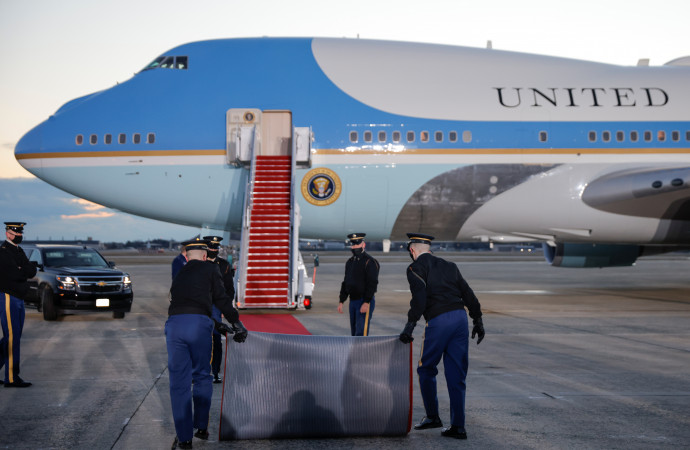 Leterítik a vörös szőnyeget az Air Force One elé Donald Trump utolsó elnöki útja előtt – Fotó: Carlos Barria / Reuters