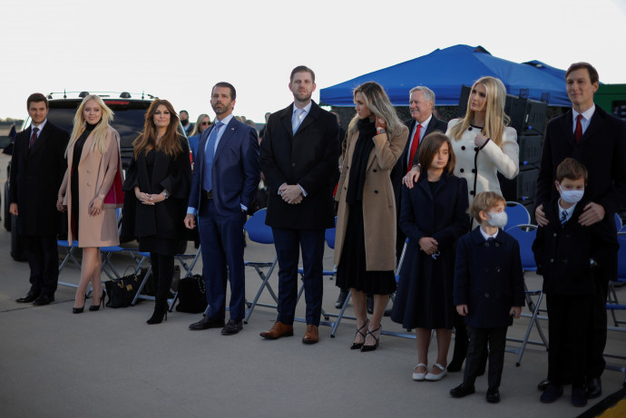Donald Trump Jr., Ivanka Trump, Jared Kushner és családtagok a az Andrews légibázison – Fotó: Carlos Barria / Reuters