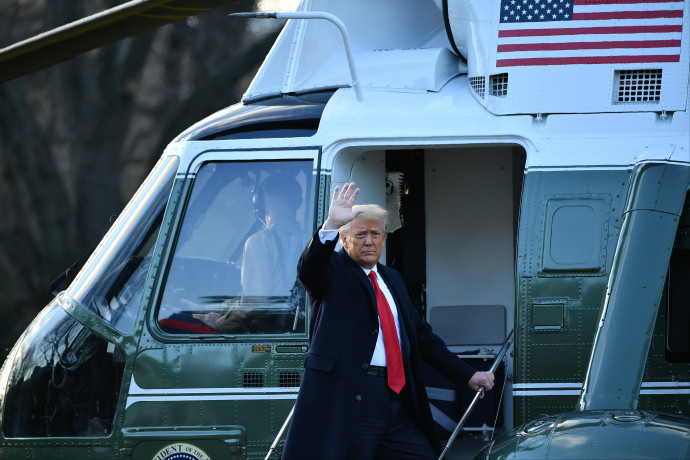 A leköszönő elnök Donald Trump utoljára száll be az elnöki helikopterbe, a Marine One-ba – Fotó: Mandel Ngan / AFP