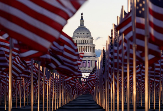 A Capitolium előtt leszúrt zászlók – Fotó: Allison Shelley / Reuters