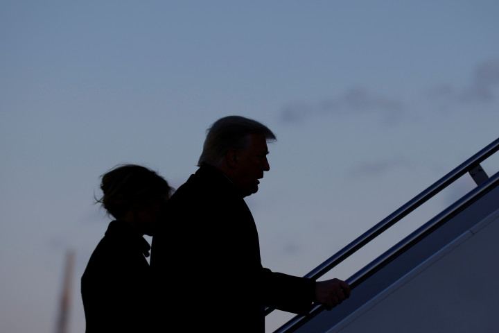 A leköszönő elnök feleségével repülőre száll – Fotó: Carlos Barria / Reuters