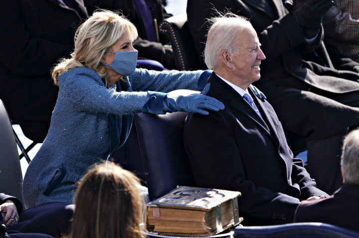 Dr. Jill Biden és az elnök, mellettük a Bibliával – Fotó: Kevin Dietsch/Pool / Reuters