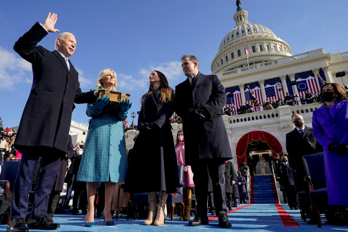 A Capitolium lépcsőitől a mémesedő Sandersen át a Fehér Házig – Biden beiktatása képekben