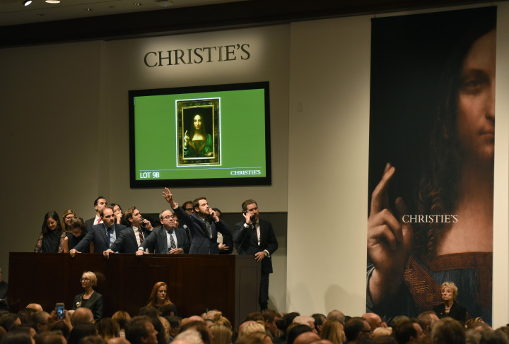 Christie's árverésán licitálnak a festményre 2017-ben – Fotó: TIMOTHY A. CLARY / AFP