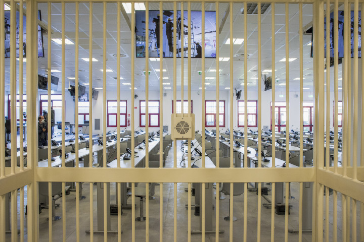 Az átalakított tárgyalóterem a kívülről és bentről a vádlottak részére létrehozott cellából nézve – Fotó: Gianluca CHININEA / AFP