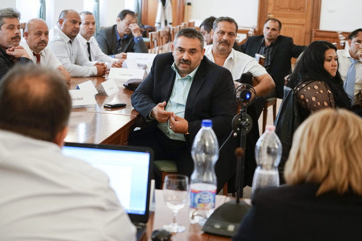 Kosztics József, Siklósnagyfalu polgármestere kérdést tesz fel az I. Országos roma polgármesteri konferencián Budapesten 2015. május 28-án – Fotó: Balogh Zoltán / MTI