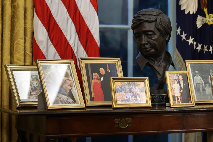 César Chavez szobra Biden családi fotóival az Ovális IrodábanFotó: Chip Somodevilla / Getty Images via AFP