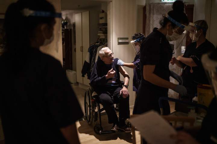 Egy svéd idősotthon lakóit oltják be 2021. január 7-én – Fotó: Fredrik Lerneryd / Getty Images