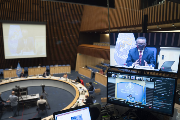 Tedrosz Adhanom Gebrejeszusz főigazgató beszél a WHO koronavírusról tartott ülésén 2020. október 5-én – Fotó: Christopher Black / World Health Organization / AFP