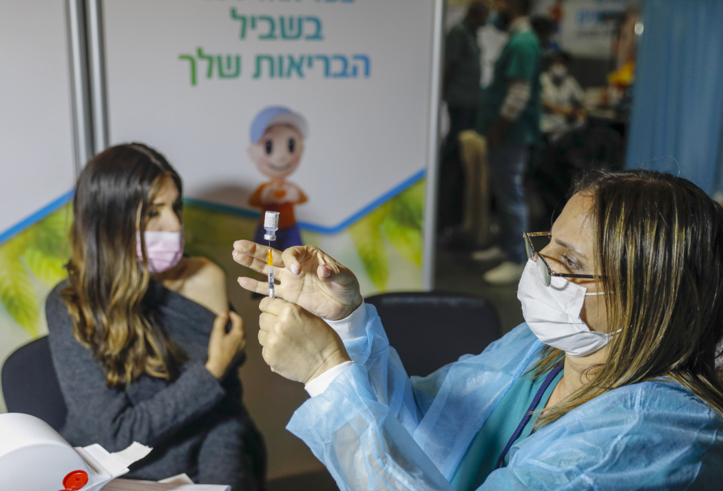 Egy jeruzsálemi koronavírus-oltópont 2021. január 14-én – Fotó: AHMAD GHARABLI / AFP