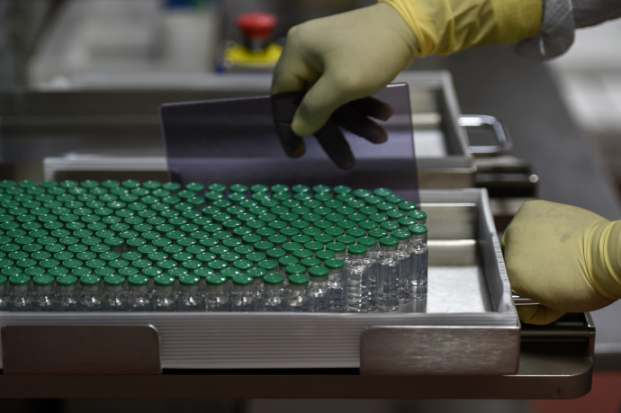 Gyártási gondok miatt kevesebb vakcinát fog az EU-ba szállítani az AstraZeneca