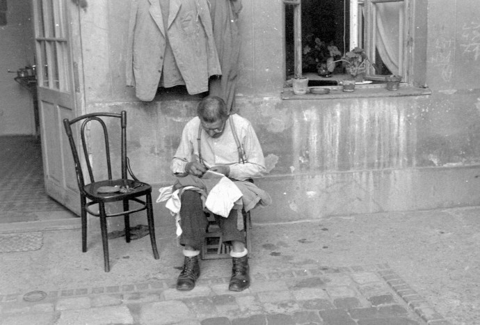 Ruhajavító 1954-ben. Forrás: Fortepan / Magyar Rendőr