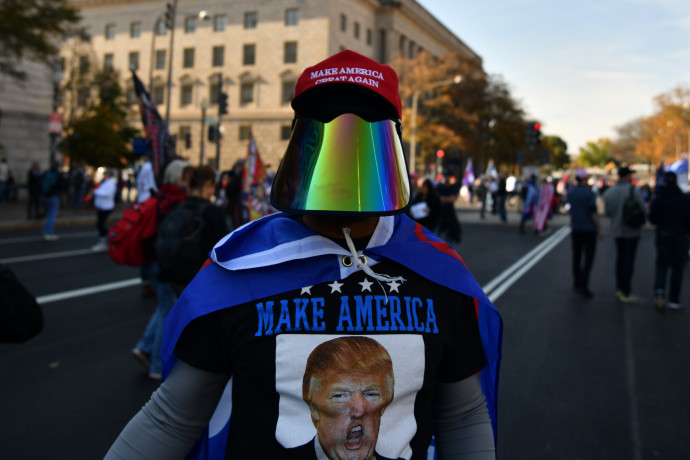 Sokkolta a QAnon-fanatikusokat Biden beiktatása, de sokaknál folytatódik az őrületspirál