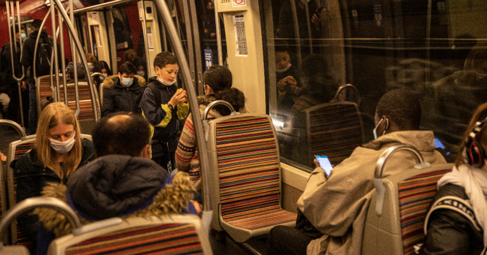 A francia orvosok azt tanácsolják a járvány miatt az embereknek, hogy inkább ne beszéljenek a túlzsúfolt járatokon