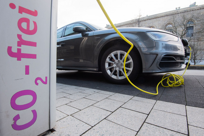 Több Audi-modellben is megszűnik a belsőégésű motor, elektromos autókra áll át a cég