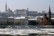 Figyelmeztetést adtak ki a hó miatt hétfőre Budapestre és kilenc megyére