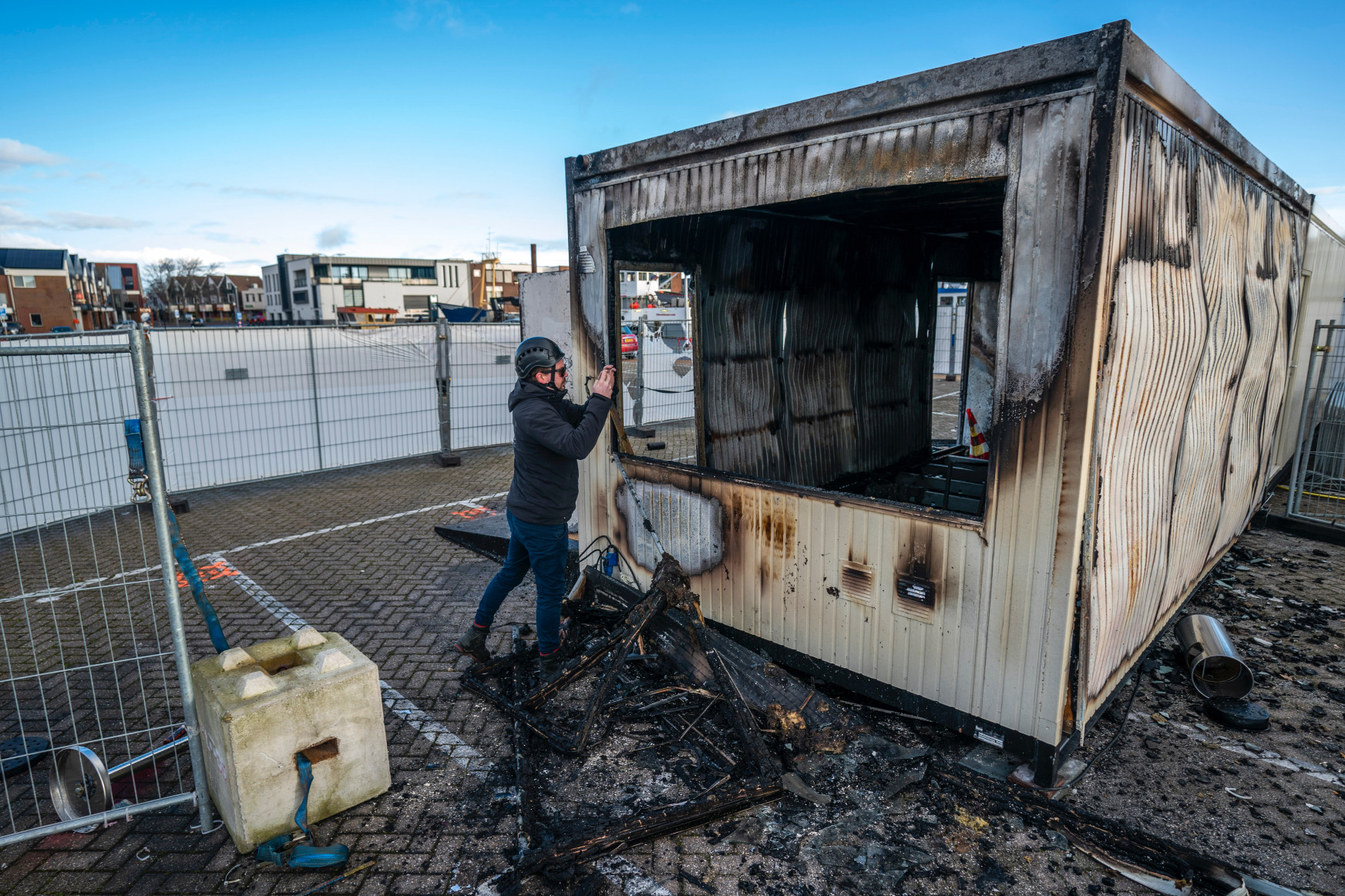 Felgyújtottak egy tesztközpontot Hollandiában, több mint 240 embert tartóztattak le