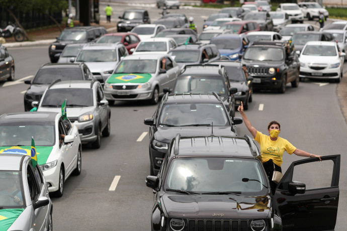 Autós tüntetéseken követelték Bolsonaro leváltását Brazíliában
