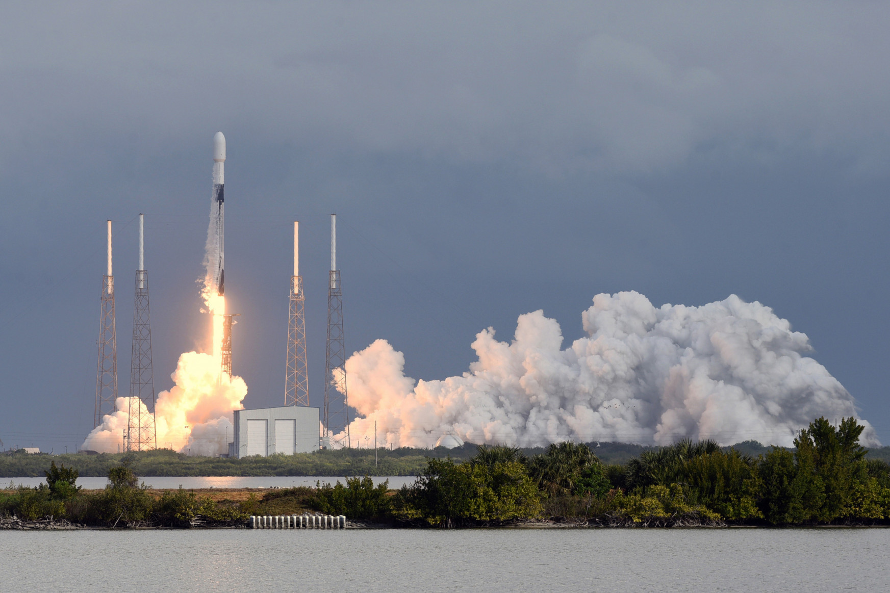 Rekordot döntött a SpaceX: 143 műholdat lőttek ki egy rakétával az űrbe