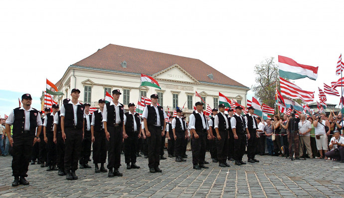 A Magyar Gárda tagjai leteszik esküjüket a budapesti Szent György téren 2007. augusztus 25-én – Fotó: Kovács Tamás / MTI