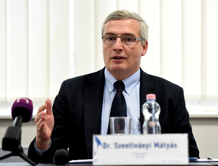Szentiványi Mátyás, az OGYÉI főigazgatója beszél a gyógyszerbiztonságot erősítő, szerializációnak nevezett gyógyszer-azonosítási módszer első évének tapasztalatairól tartott sajtótájékoztatón Budapesten, az Országos Gyógyszerészeti és Élelmezés-egészségügyi Intézetben 2020. február 10-én. – Fotó: Illyés Tibor / MTI