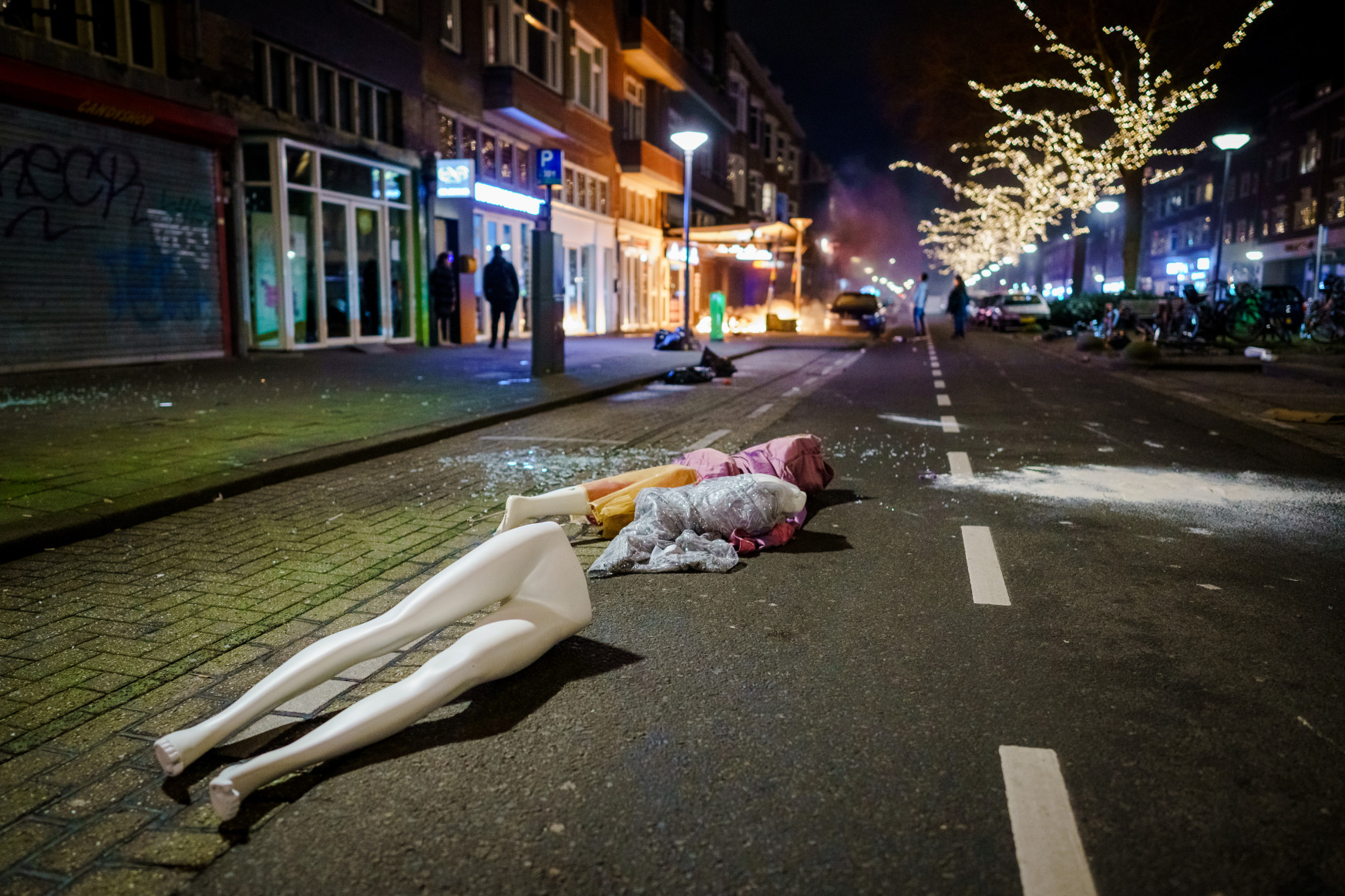 Könnygázzal és vízágyúval oszlatják a tüntetőket Hollandiában